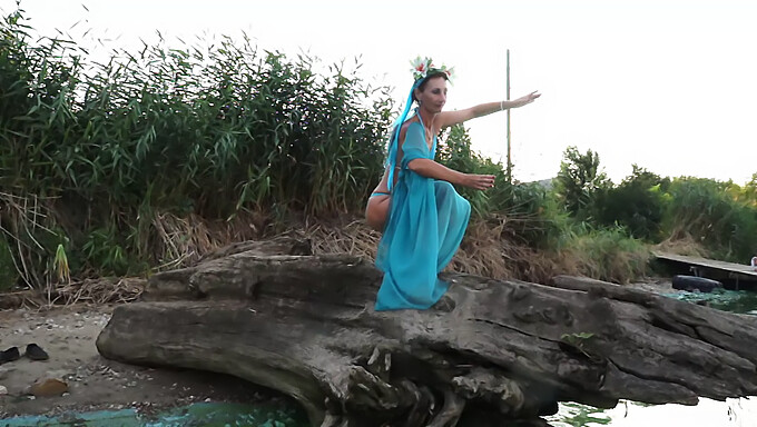 Soirée de danse de plage par une chaude étudiante arabe