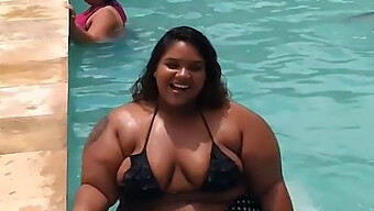 Belleza Amateur Negra Con Grandes Tetas Naturales De Una Hermosa Piscina De Mujeres Gordas