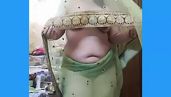 Bhabis Verspielte Upskirt-Show In Saree