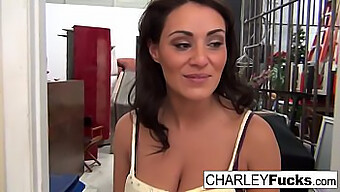 เล่นเดี่ยวของ Charley กับหีของเธอ